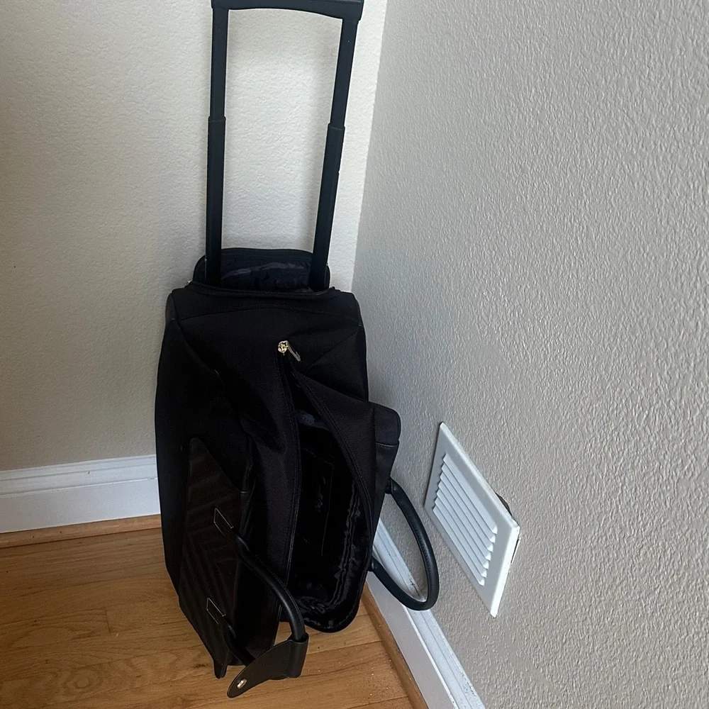 Ted Baker stylish, black travel bag with pull handle and wheels. - Picture 7 of 8